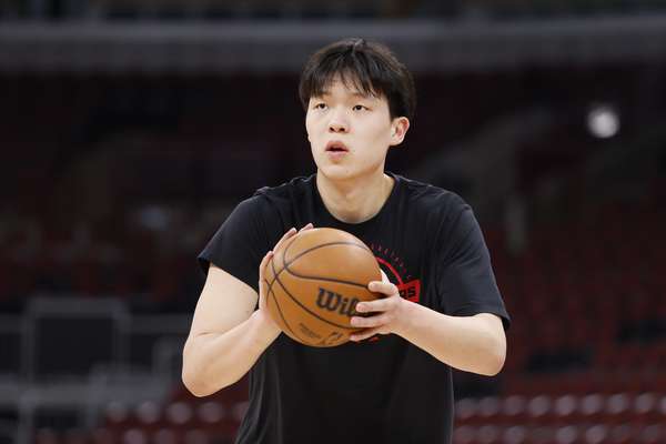杨瀚森开拓者板凳席苦坐整场 连续四战作壁上观何时破冰？